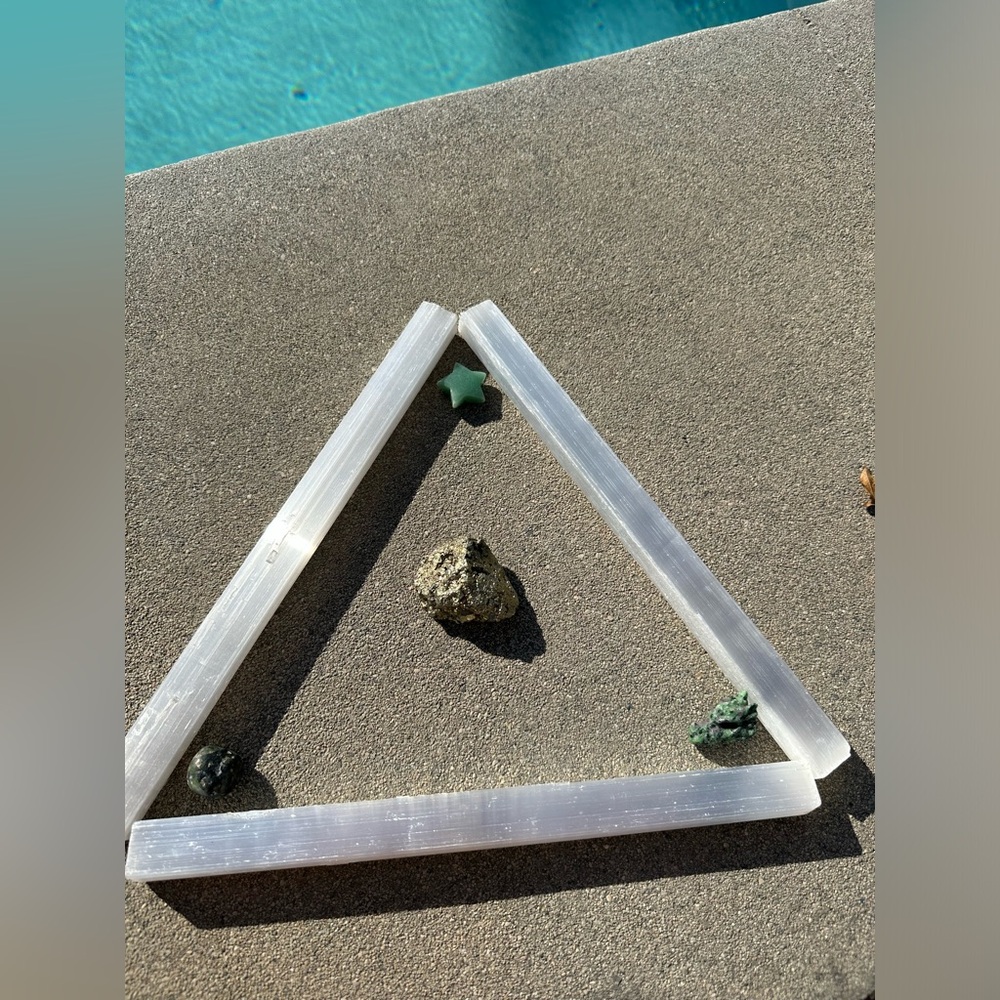 CRYSTAL PYRAMID GRID BUNDLE FOR MANIFESTING